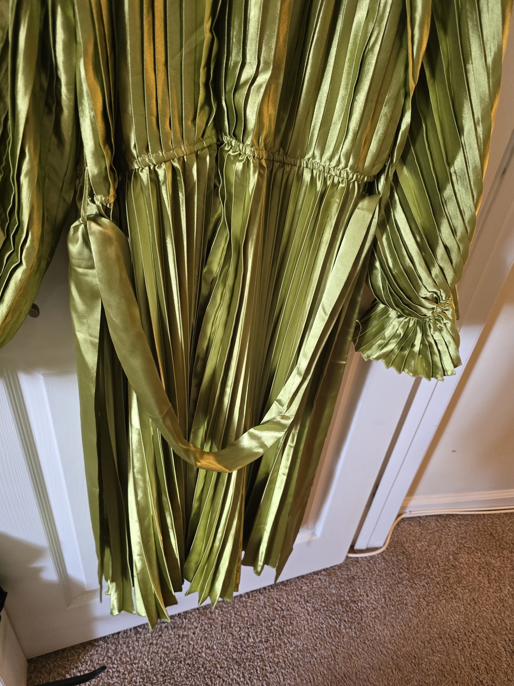 BNWT Green Satin/Poly Pleated Tie-Detail Midi Long Sleeve Holiday Dress - Picture 15 of 16